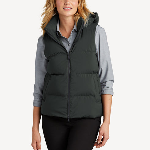 Front view variant of women’s navy and gray waterproof puffer vest on model – Louvóre apparel